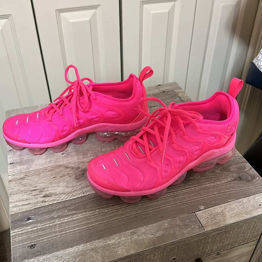 Nike Women’s Hot Pink Athletic Sneakers - Picture 3 of 8